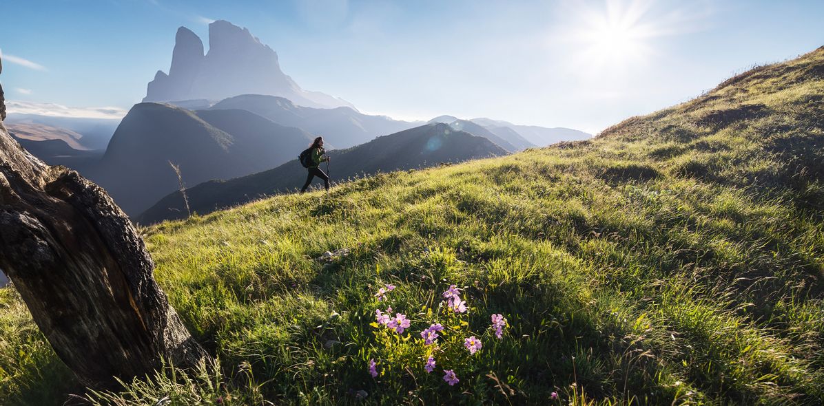 Frau beim Wandern in den Bergen