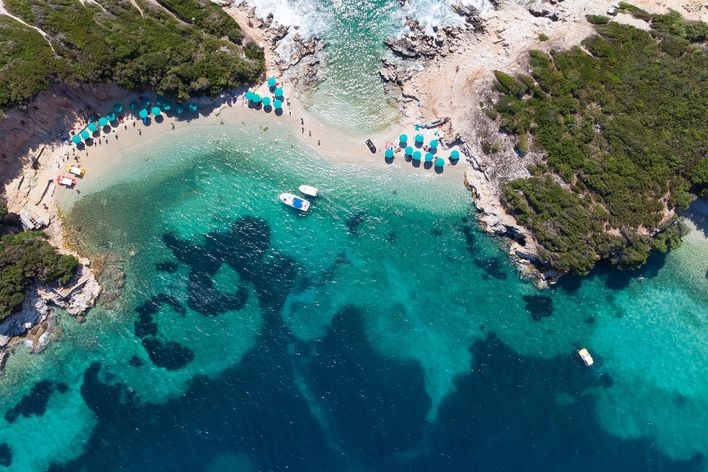 Luftaufnahme von Strand bei Ksamil an der Riviera Albaniens