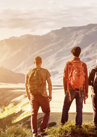 Freunde mit Blick auf Berg bei Sonnenaufgang