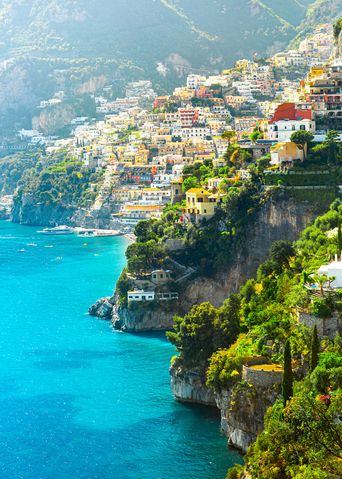 Ausblick auf die Stadt Positano in der Region Kampanien in Italien