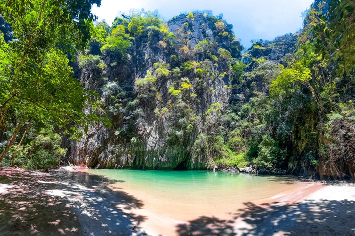 Smaragdhöhle auf Koh Mook in Thailand