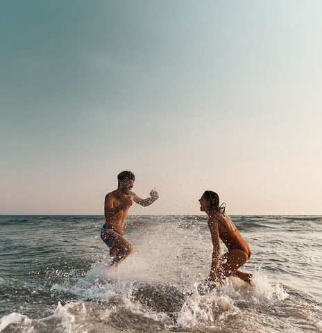 Paar hat Spaß im Meer