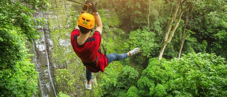 Ziplining-Abenteuer im Regenwald von Laos zwischen hohen Bäumen