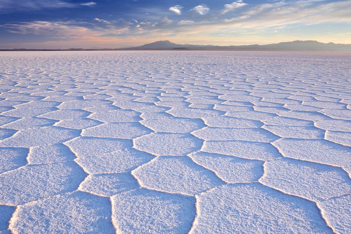 Sonnenuntergang über dem Salzsee Salar de Uyuni in Bolivien