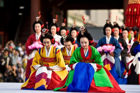 In traditionelle Gewänder gehüllte Frauen bei einer Zeremonie in Südkorea