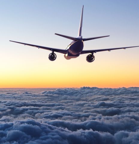 Flugzeug am Himmel bei Sonnenuntergang 