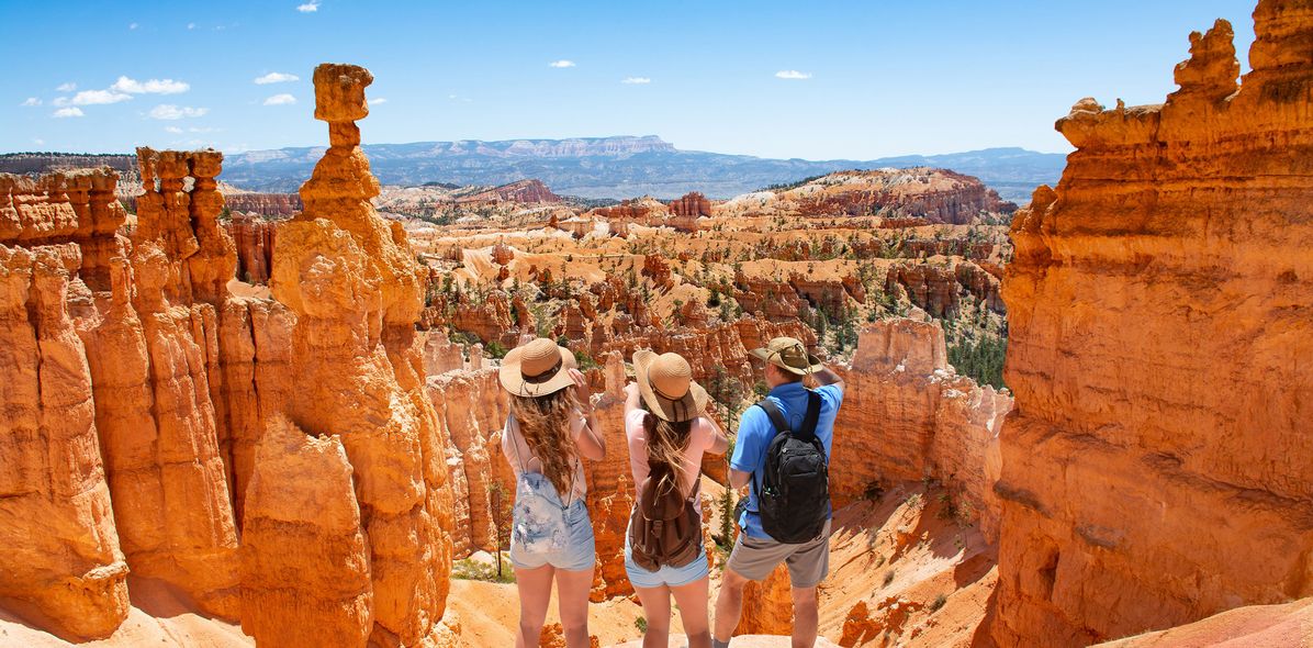 Touristengruppe vor dem Bryce Canyon in Nordamerika