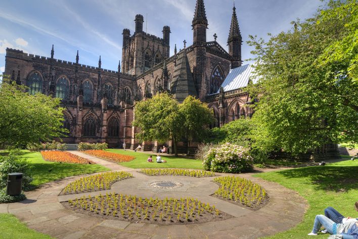 Chester Cathedral mit Gartenanlage in der historischen Stadt Chester