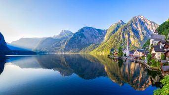 Blick auf Hallstatt am Hallstätter See im Salzburgerland in Österreich