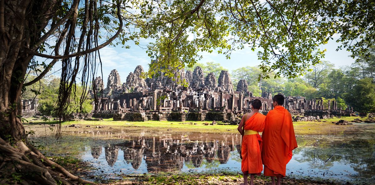 Mönche vor Angkor Wat in Kambodscha