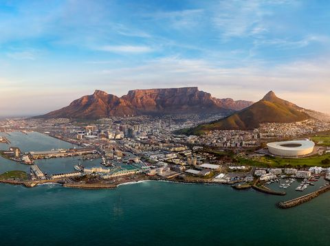 Luftaufnahme von Kapstadts Hafenviertel mit Tafelberg, Küste und Stadtlandschaft im Abendlicht
