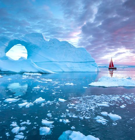 Eisberg und Boot in Grönland