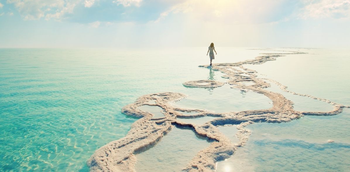 Frau spaziert am Toten Meer