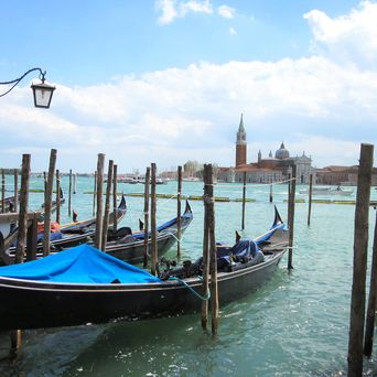 Der Canal Grande mit blauen Gondeln im Vordergrund in Venedig, Italien