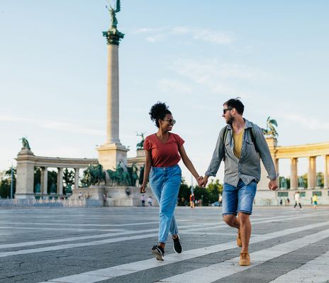 Paar spaziert durch Budapest