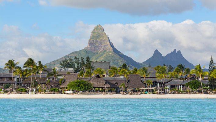 Blick auf den langen Sandstrand von Flic en Flac mit charakteristischem Berg im Hintergrund, Mauritius