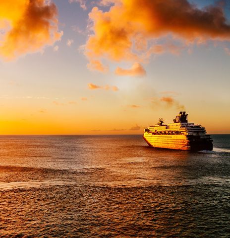 Kreuzfahrtschiff beim Sonnenuntergang
