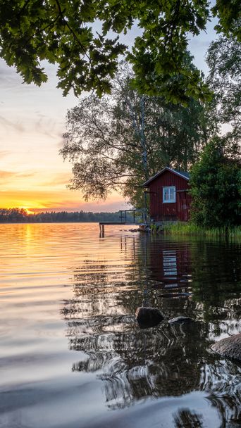 Rotes Haus am See in Schweden