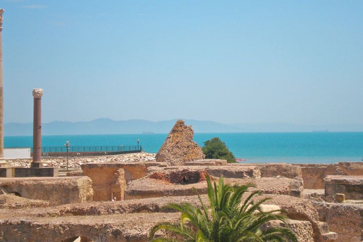Antike Ruinen in Tunis mit Blick auf das Meer, Tunesien
