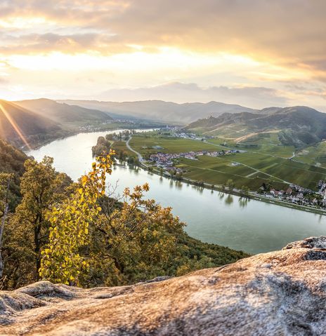 Panorama der Wachau (UNESCO-Weltkulturerbe) mit Blick auf die Donau im Sonnenuntergang