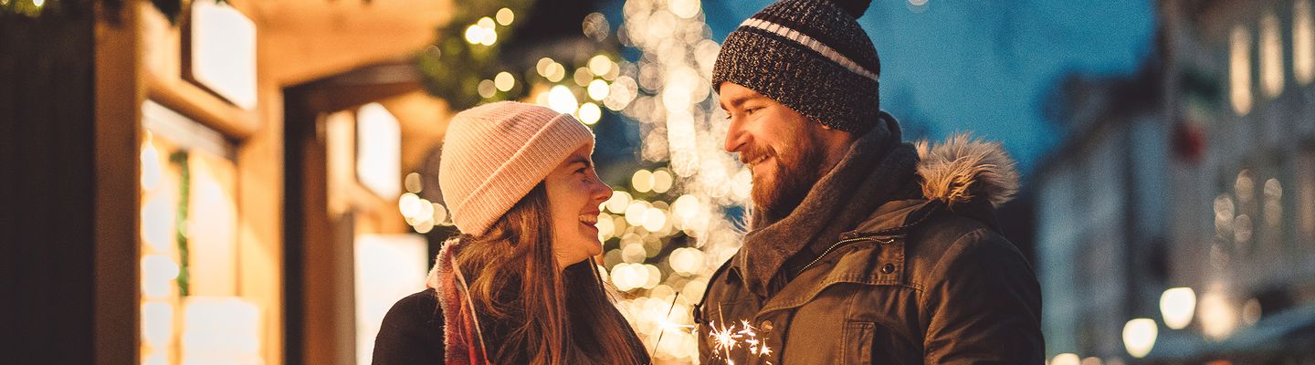 Paar auf dem Weihnachtsmarkt 