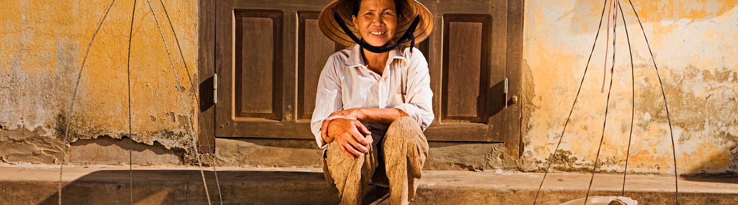 Eine Vietnamesin bei einer Pause während der Arbeit