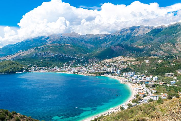 Himara Beach mit Küstenort und türkisfarbenem Wasser an der Albanischen Riviera