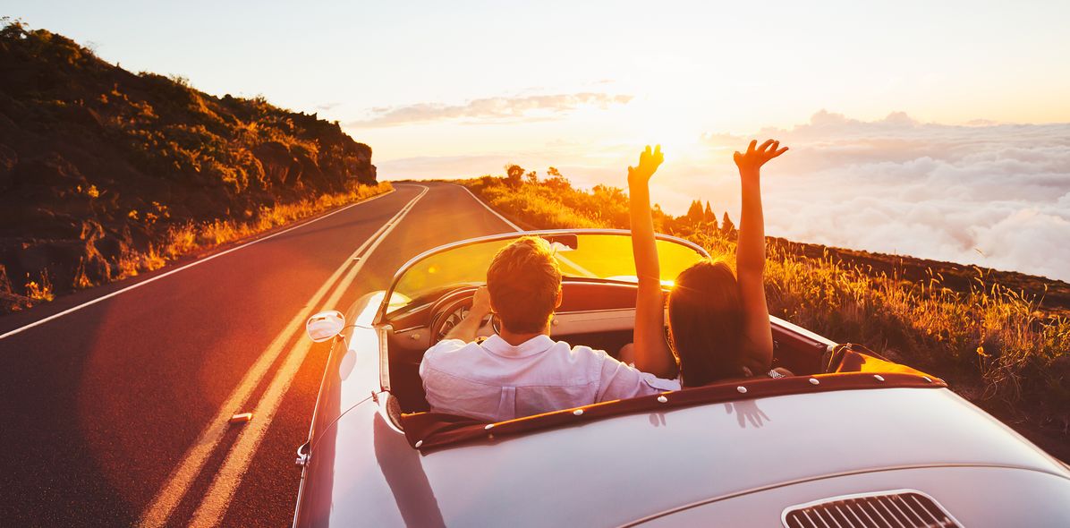 Paar im Auto bei Sonnenschein