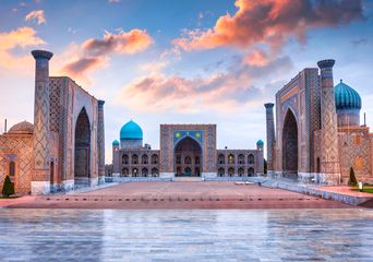 Blick auf den Registan-Platz in Samarkand mit Medresen und Kuppeln
