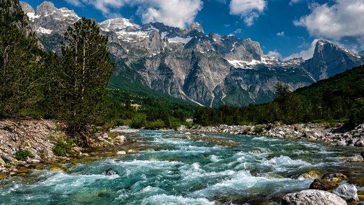Flusslandschaft im Valbona-Tal in Albanien