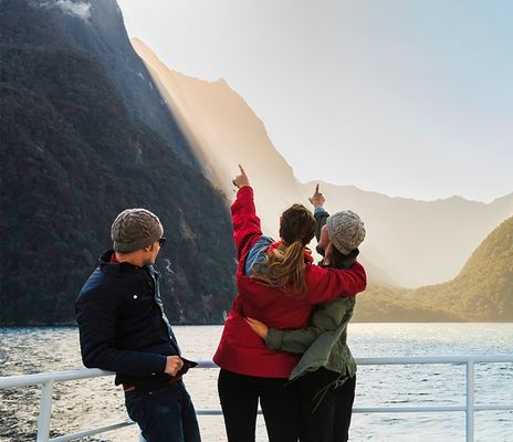 Gruppe auf Boot am Milford Sound