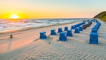 Blaue Strandkörbe am Ostseestrand