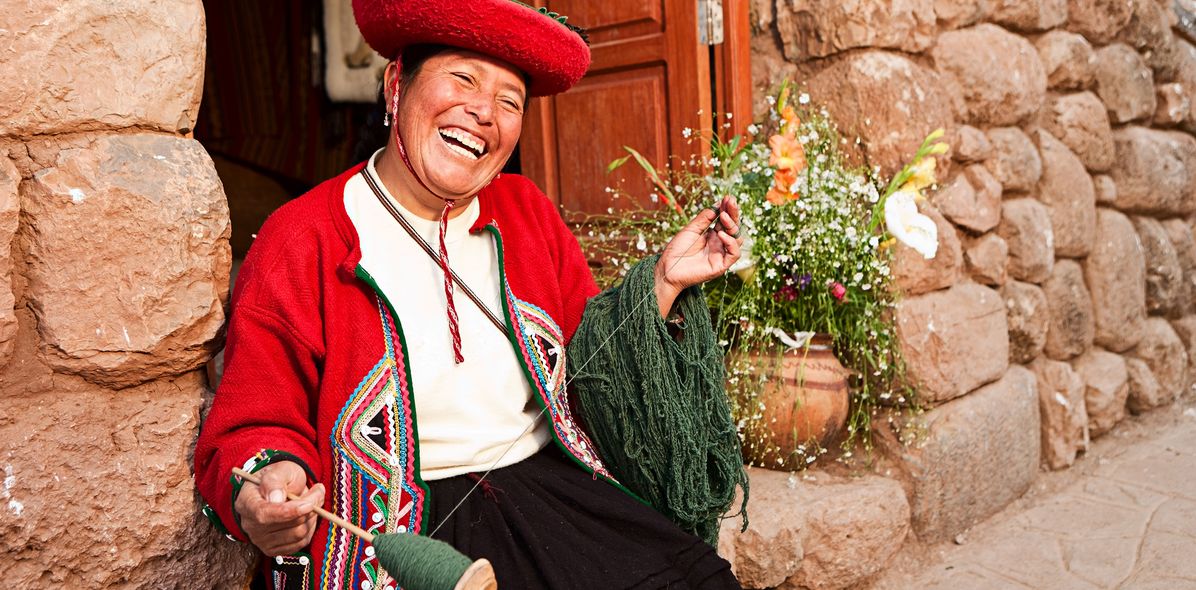 Traditionell gekleidete Frau in Peru