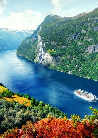 Kreuzfahrtschiff in Fjord Landschaft