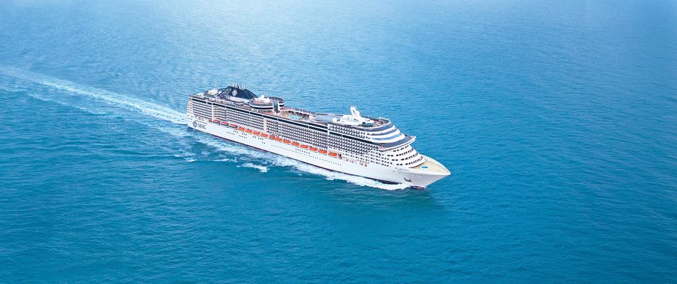 Außenansicht des Schiffes MSC Preziosa umgeben von Wasser