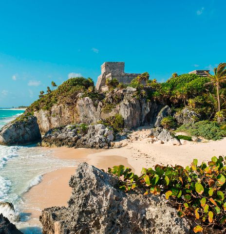 Küste von Tulum mit Maya-Ruinen auf Klippe über dem türkisfarbenem Meer