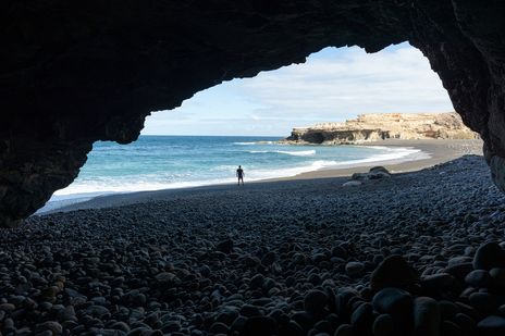 Foto aus einer Höhle am Strand mit Meerblick