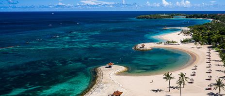 Tropische Küstenlandschaft mit türkisblauem Meer und Sandstrand auf Bali in Nusa Dua, Indonesien