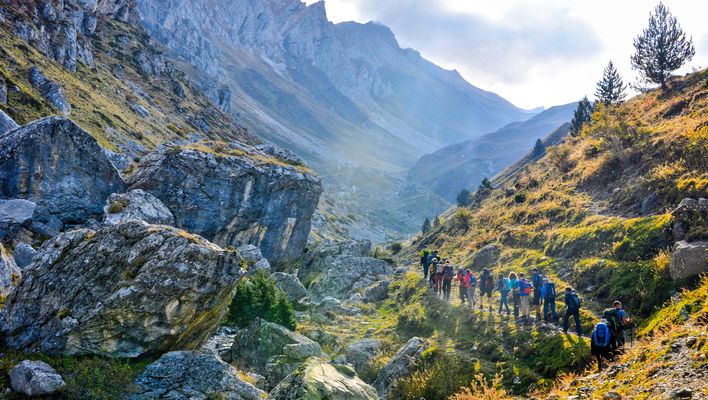 Eine Gruppe Wanderer spaziert durch den Koritnik Naturpark in Korab in Albanien