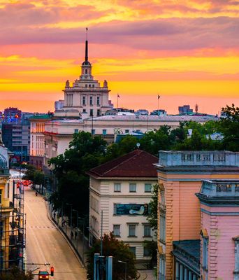 Luftaufnahme von Stadt in Bulgarien bei Sonnenuntergang