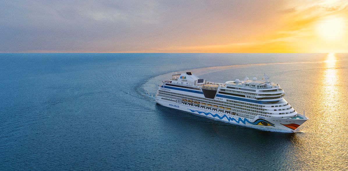 Schiff AIDAblu bei Sonnenuntergang auf dem Meer