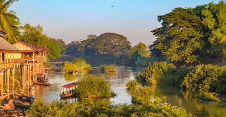 Panoramablick auf den Mekong-Fluss mit tropischer Landschaft in Laos