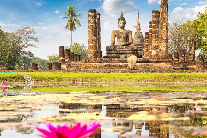 Tempel und See in Sukhothai