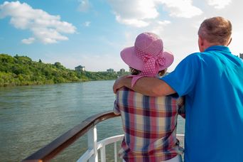 Paar bei einer Flusskreuzfahrt