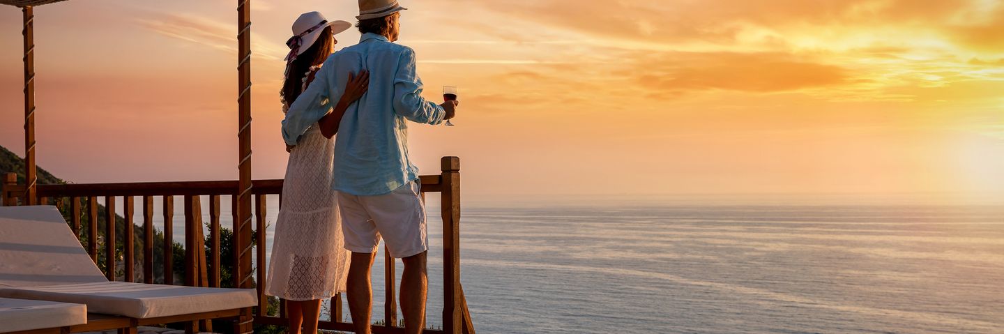 Paar im Hotel bei Sonnenuntergang