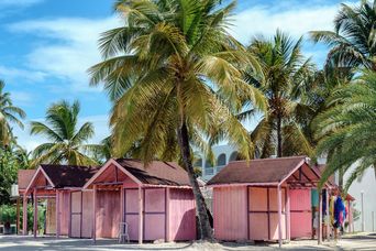 Bunte Häuser am Strand von Saint John´s