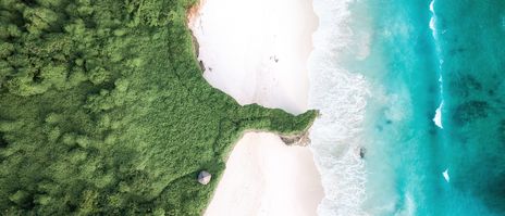 Luftaufnahme von Bwana Beach auf Sumba Island mit weißem Sandstrand, türkisfarbenem Meer