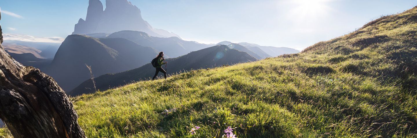 Frau beim Wandern in den Bergen