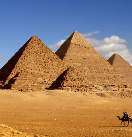 Kamelreiter vor den großen Pyramiden in Ägypten