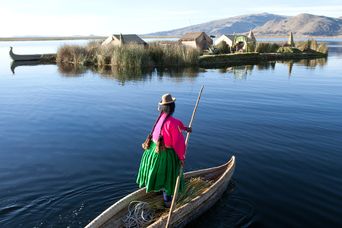 Eine Frau auf dem Titicacasee in einem landestypischen Boot